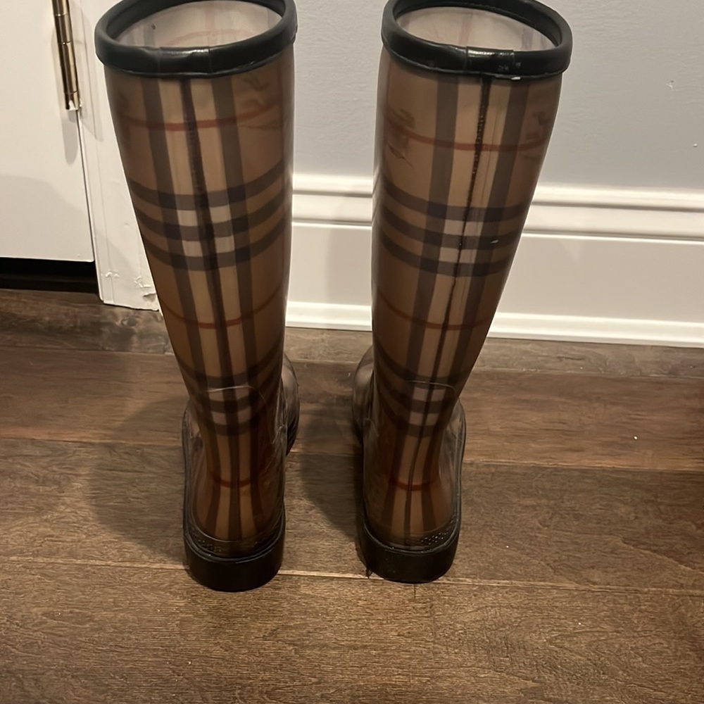 Adorable Burberry Rainboots - Picture 4 of 4